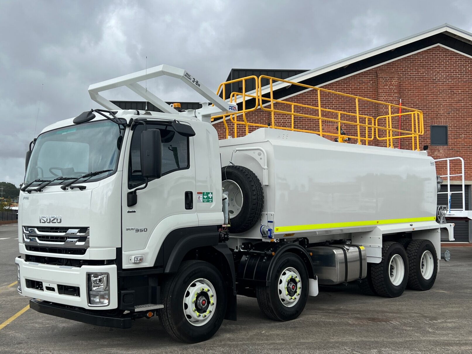 2024 ISUZU FYH300/350 8×4 WATER TRUCK C/W AES 18000L WATER TANK