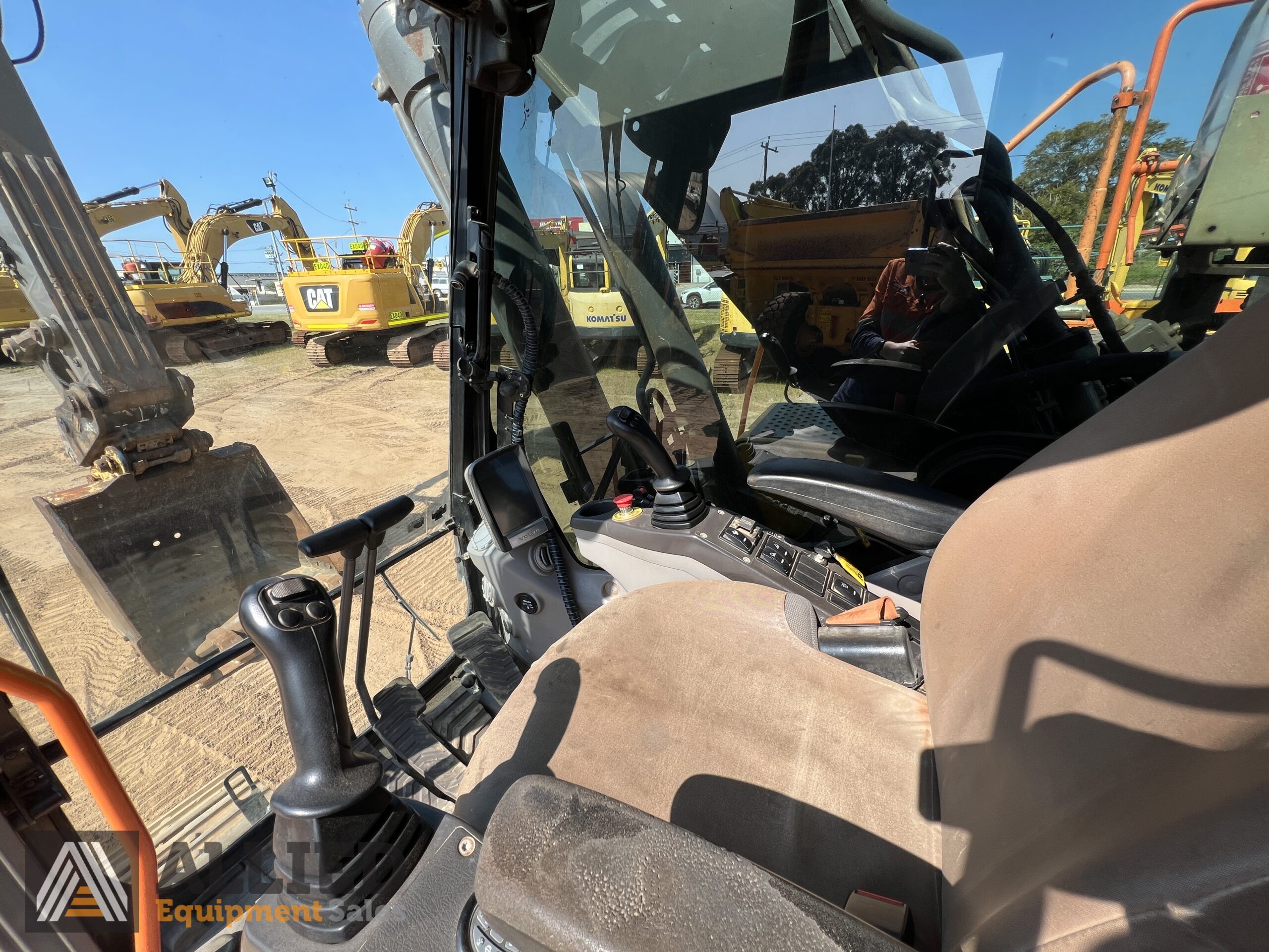 2019 VOLVO EC300D HYDRAULIC EXCAVATOR