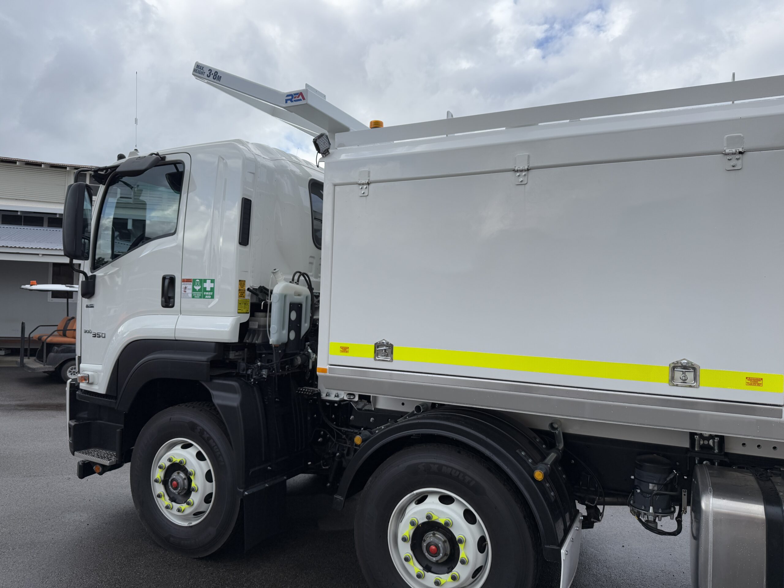 2025 ISUZU FYH 300/350 MLWB 8X4 SERVICE TRUCK C/W AES 11000 SERVICE MODULE