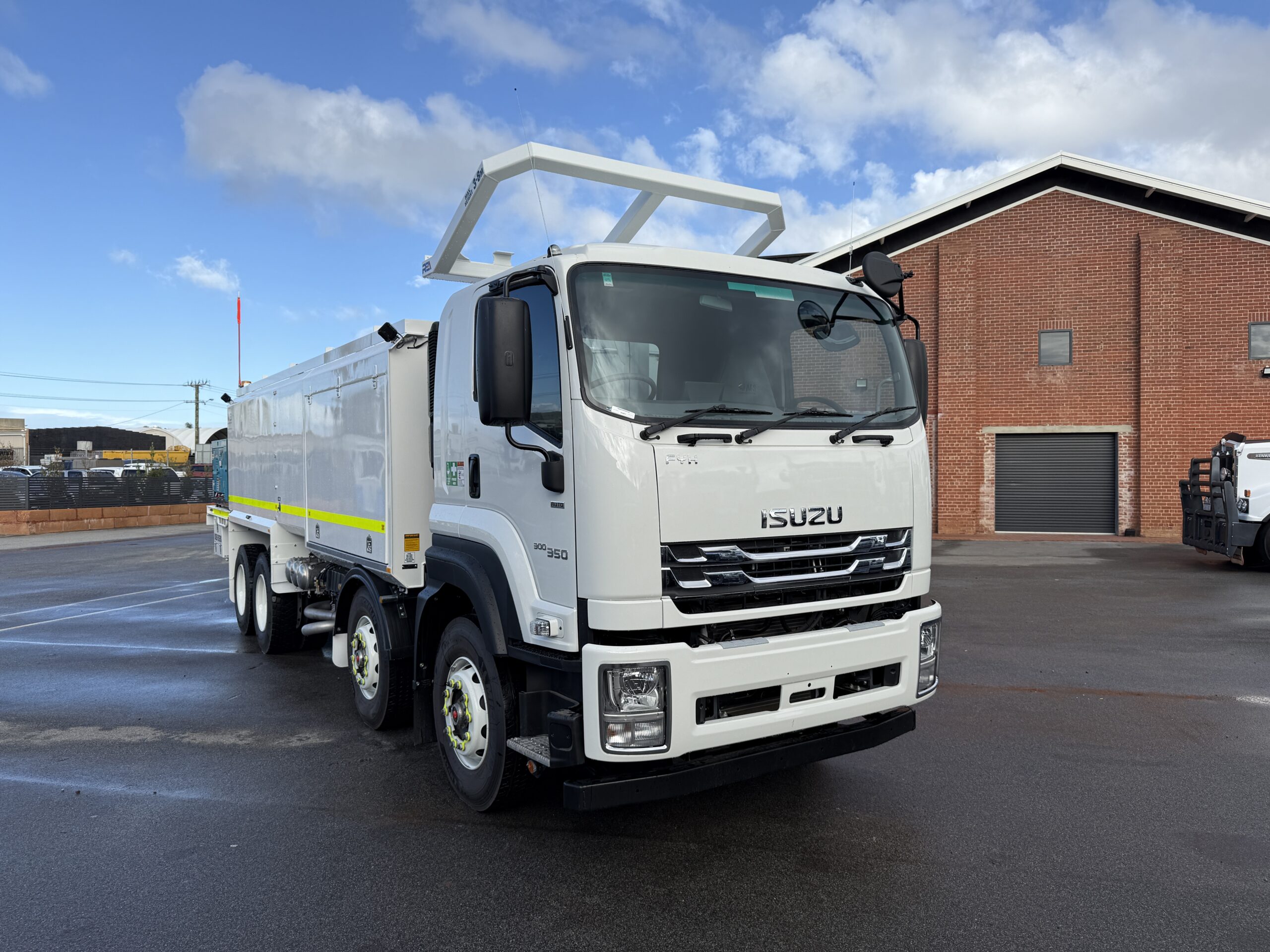 2025 ISUZU FYH 300/350 MLWB 8X4 SERVICE TRUCK C/W AES 11000 SERVICE MODULE