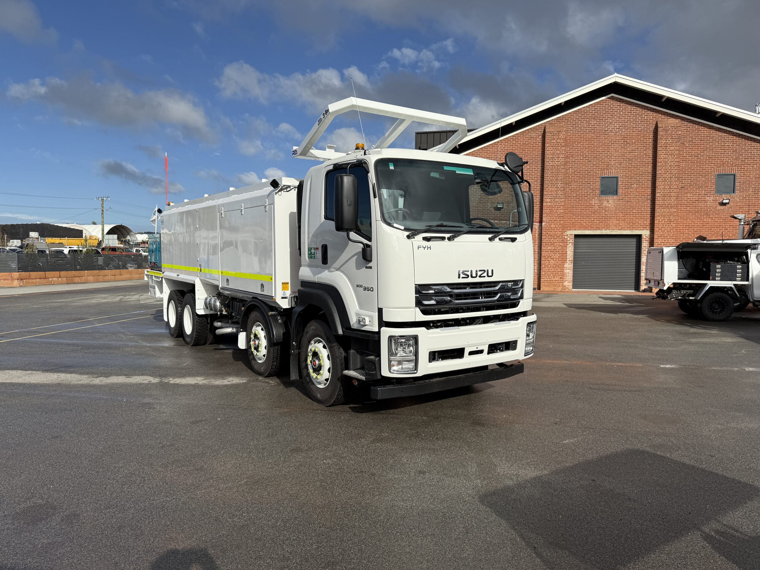 2025 ISUZU FYH 300/350 MLWB 8X4 SERVICE TRUCK C/W AES 11000 SERVICE MODULE