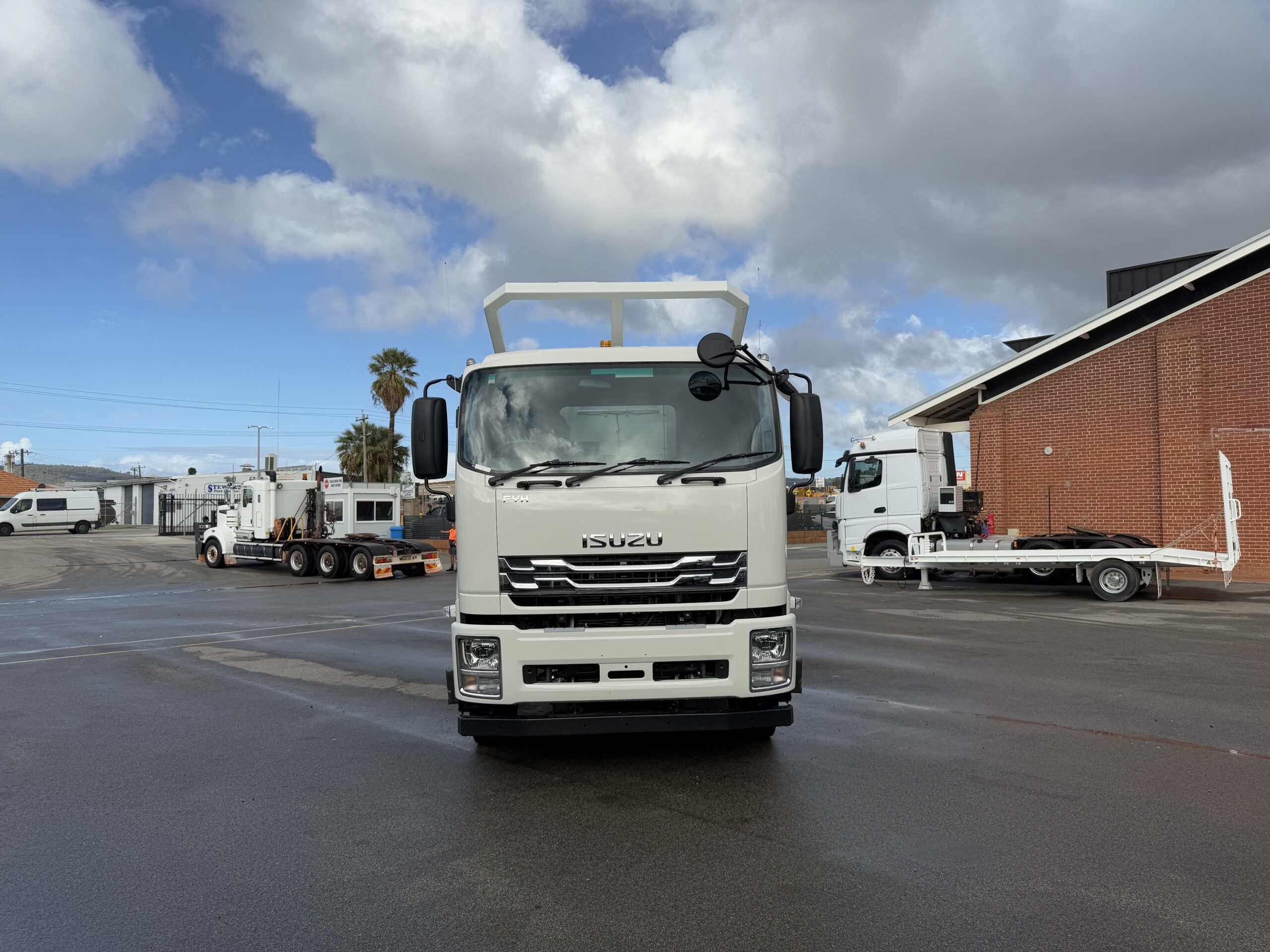 2025 ISUZU FYH 300/350 MLWB 8X4 SERVICE TRUCK C/W AES 11000 SERVICE MODULE