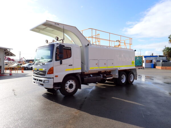 2011 HINO 500 6X4 SERVICE TRUCK