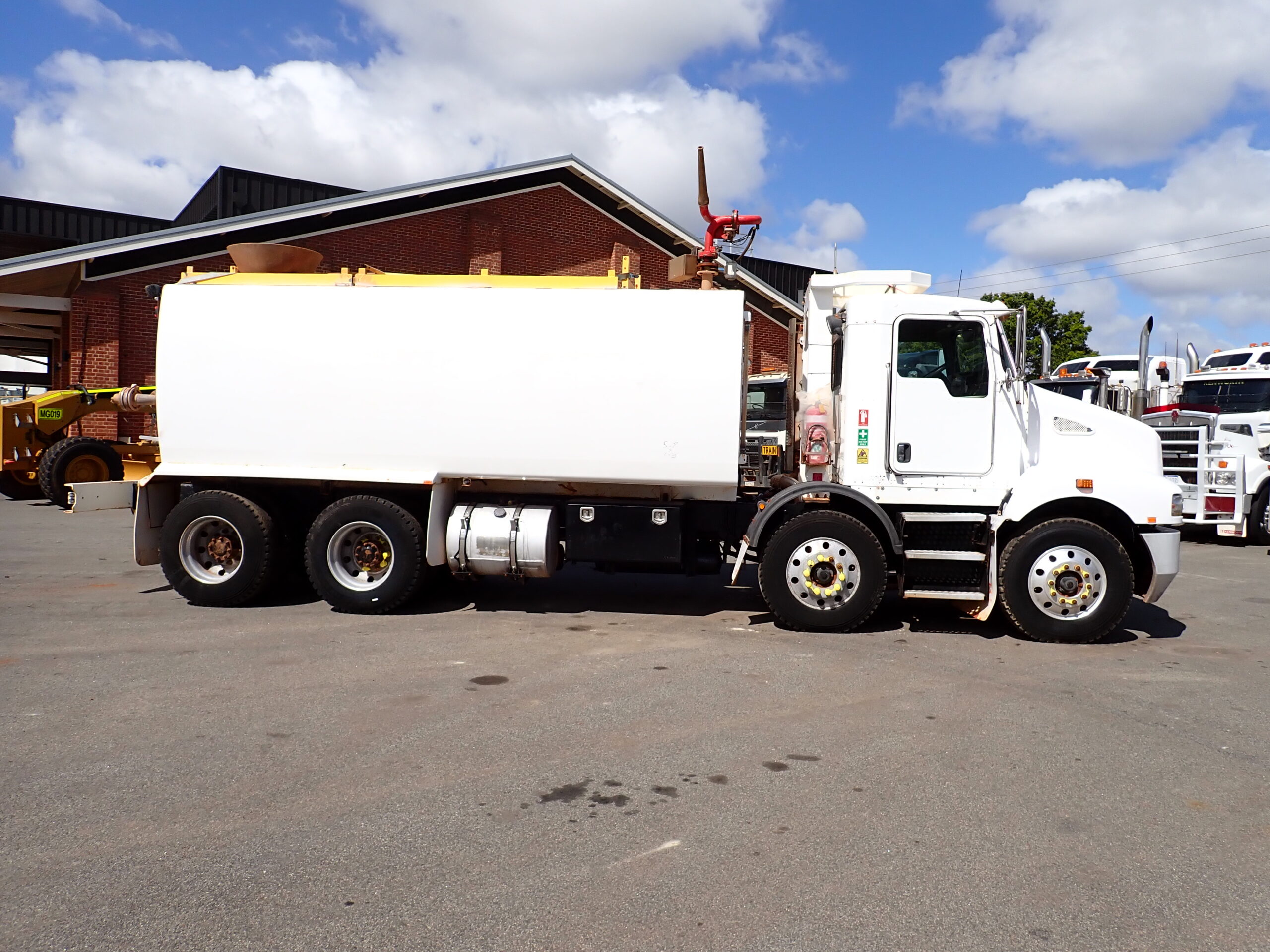 2013 KENWORTH T359 8×4 WATER CART