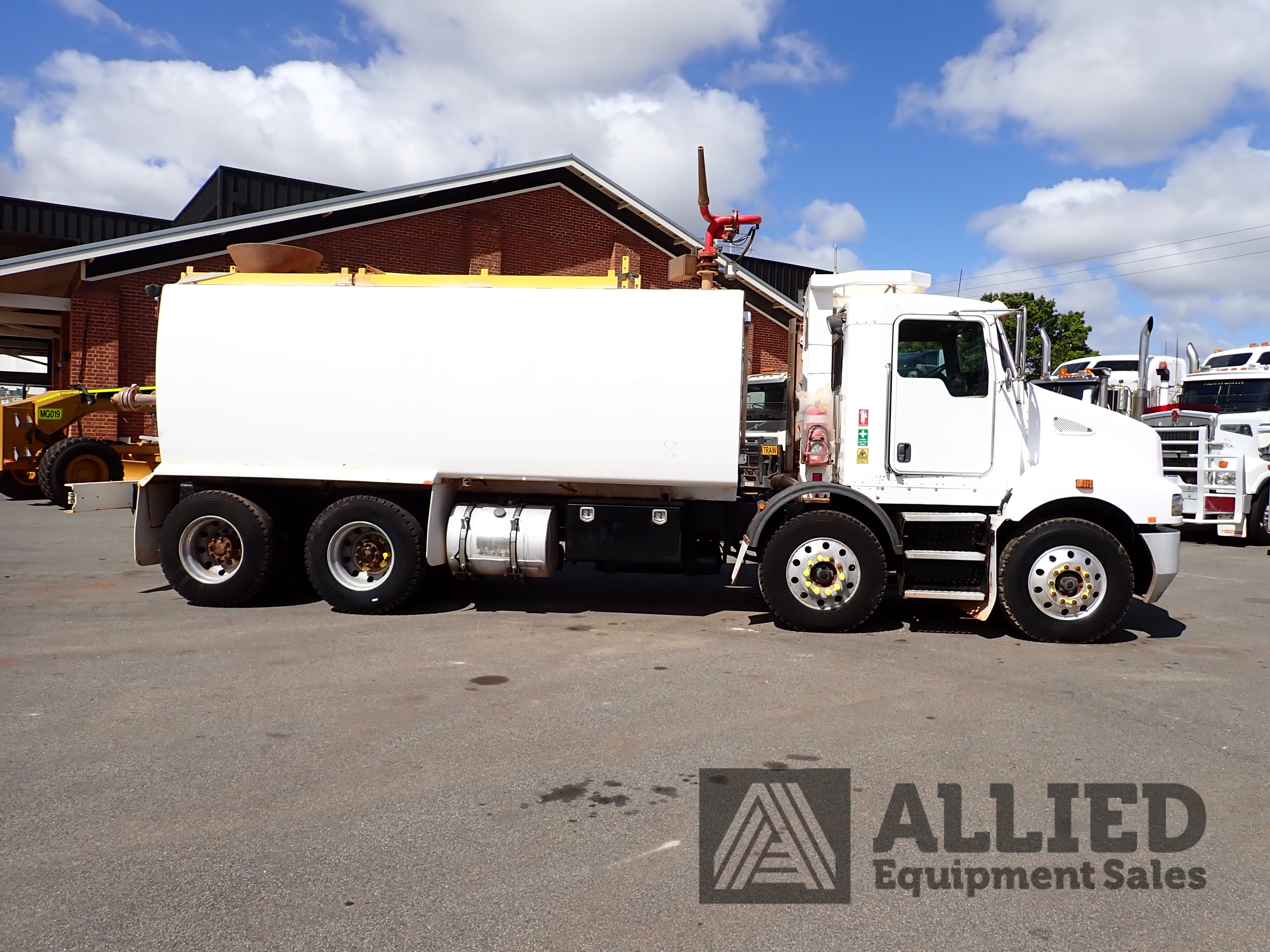 2013 KENWORTH T359 8×4 WATER CART