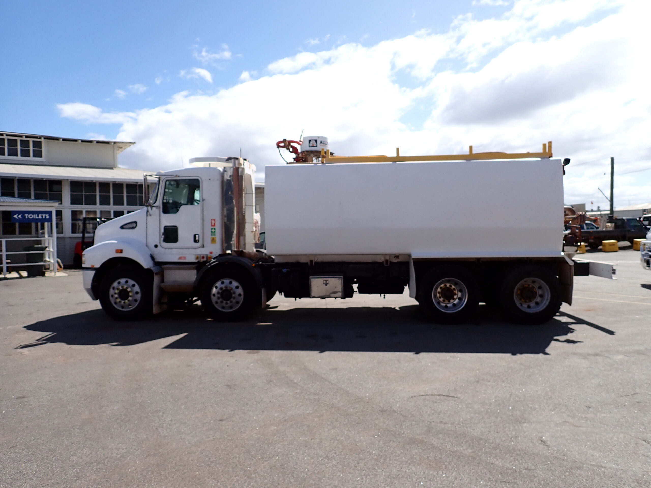 2013 KENWORTH T359 8×4 WATER CART