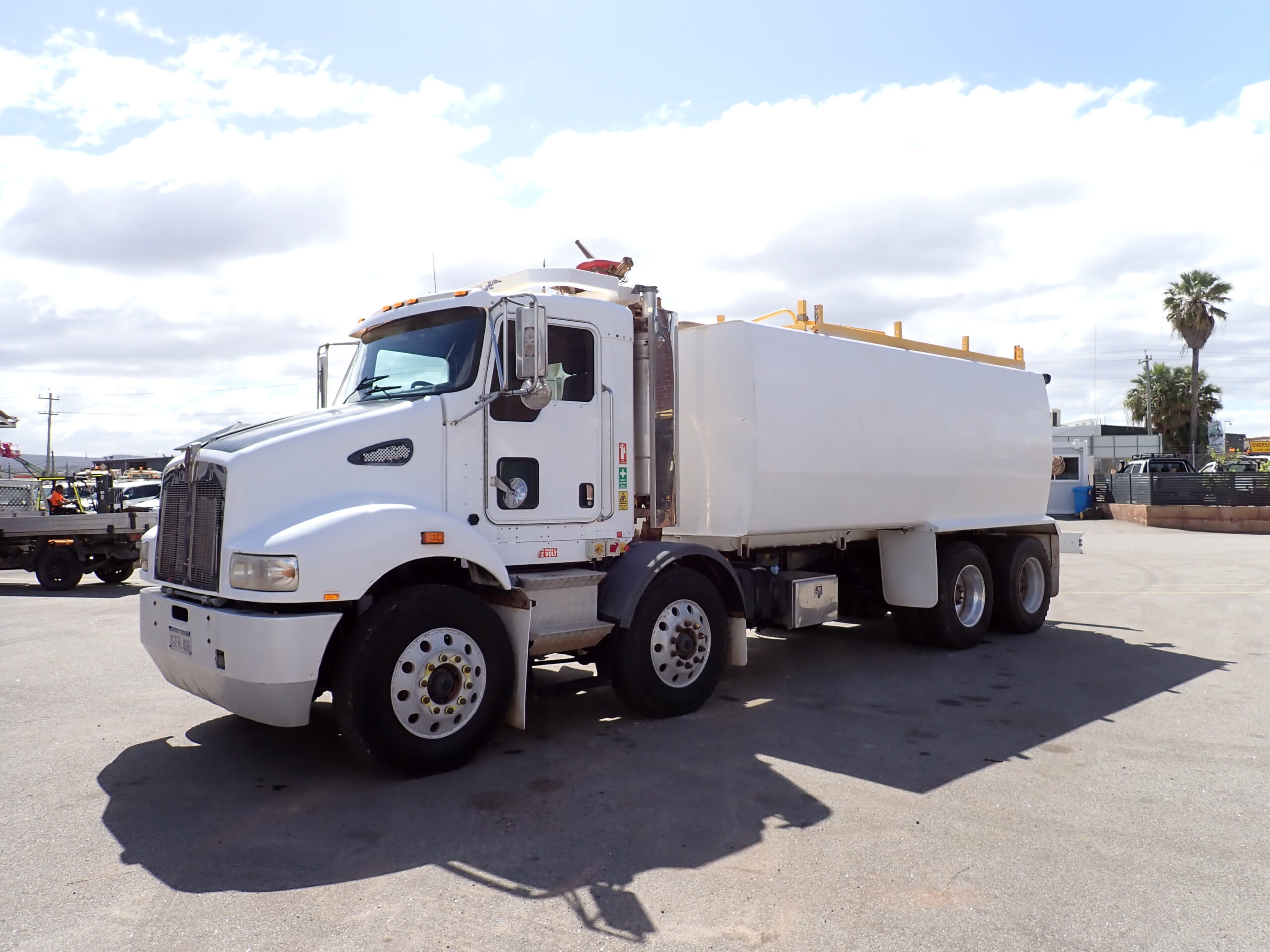 2013 KENWORTH T359 8×4 WATER CART