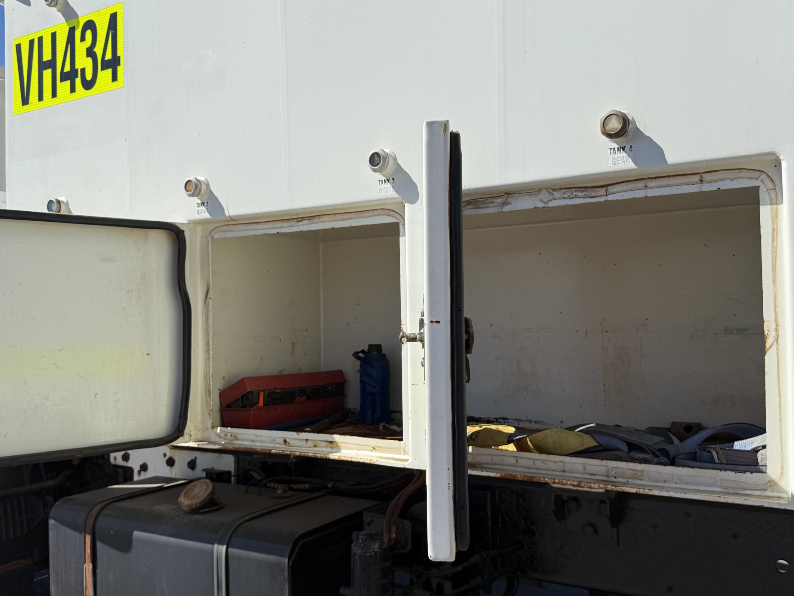 2010 HINO FM1J 6X4 SERVICE TRUCK